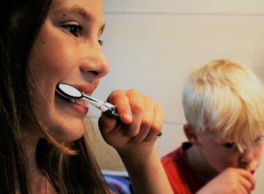 dzieci myją zęby po leczeniu stomatologicznym