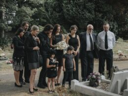 jak ubrać dziecko na pogrzeb