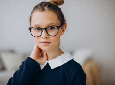 dziecko w szkole z okularami