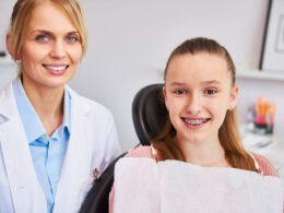 aparat ortodontyczny i dziecka oraz lekarz ortodonta prowadzacy leczenie
